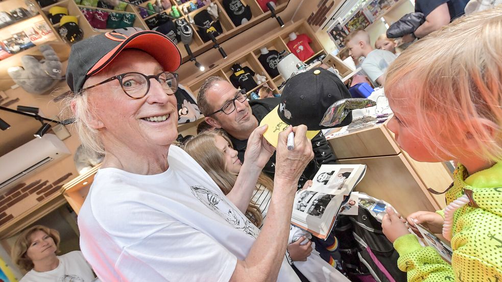 Im Juli 2023 war Otto Waalkes für seine erste Autogrammstunde seit Beginn der Corona-Pandemie im Otto-Huus in Emden. Fotos: Ortgies/Archiv