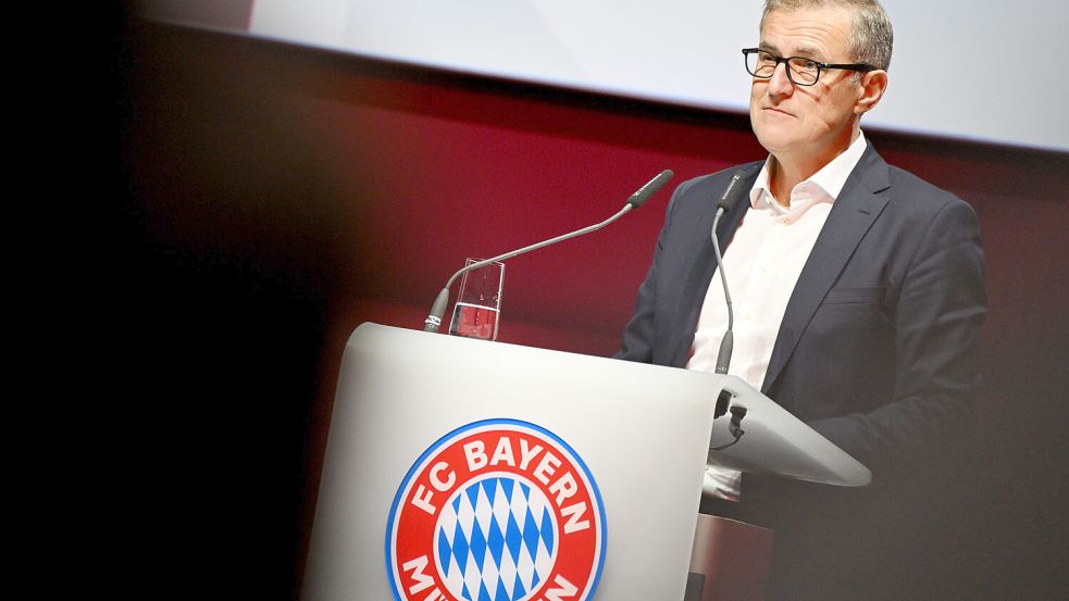 Der gebürtige Auricher Jan-Christian Dreesen ist der starke Mann beim FC Bayern. Dieses Bild entstand auf der Jahreshauptversammlung im November 2023. Jan-Christian Dreesen, spricht auf der Jahreshauptversammlung. Foto: Angelika Warmuth/dpa