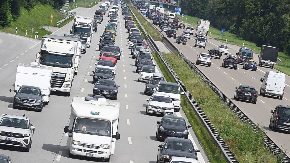 Alle Bundesländer in den Sommerferien: Deutschlandweit erwartet der ADAC ein schlimmes Stauwochenende. Foto: Felix Hörhager/dpa