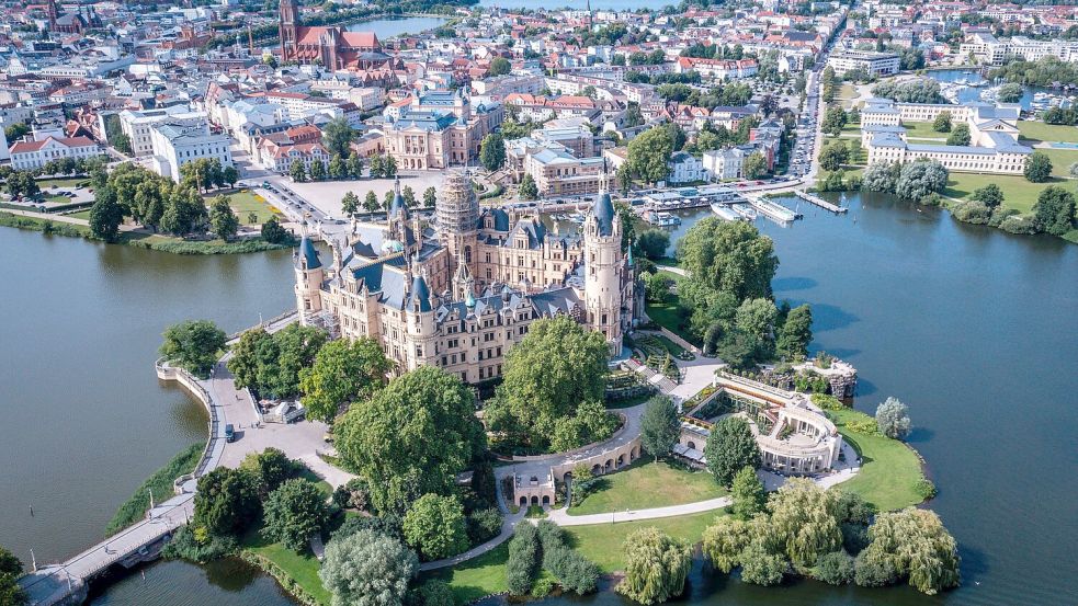 Das Schloss auf einer Insel im Schweriner See. Foto: Jens Büttner/dpa