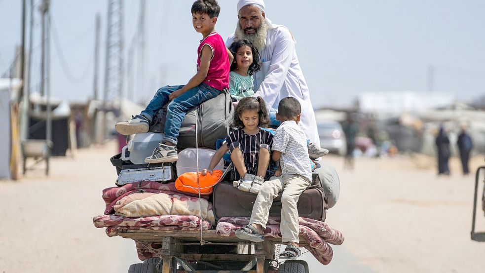 Palästinenser sind innerhalb des Gazastreifens auf der Flucht. Eine Waffenruhe könnte ihr Los lindern. Foto: Abdel Kareem Hana/AP/dpa