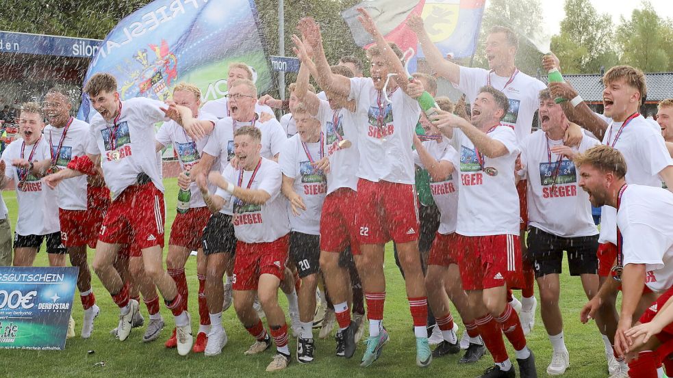 Besonders laut und feucht wurde es, als die Pewsumer Kapitäne Malte Risto und Joost Diekmann mit dem Pokal vor die Mannschaft traten. Fotos: Gronewold