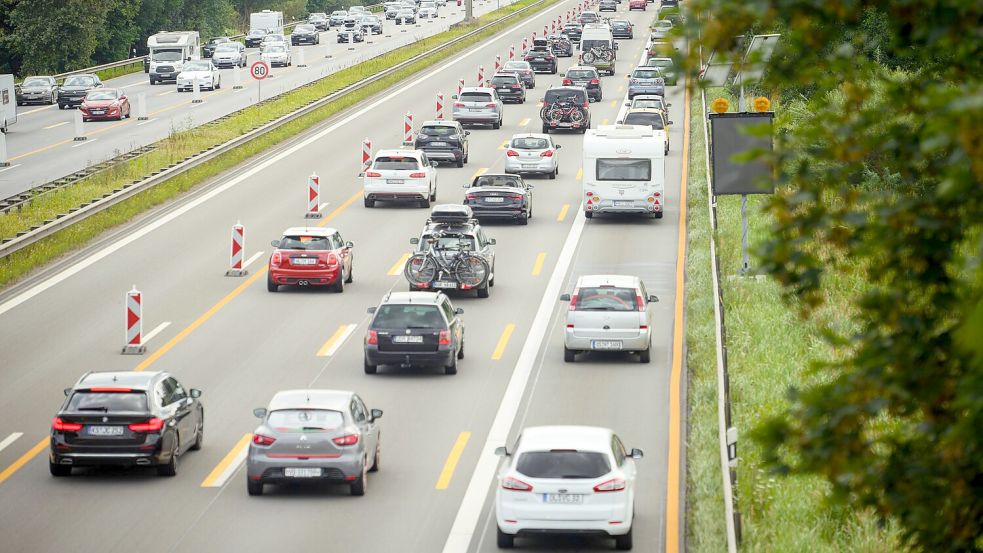 Reisende brauchten am Wochenende viel Geduld. Deutschlandweit waren die Straßen voll. Foto: Gregor Fischer/dpa