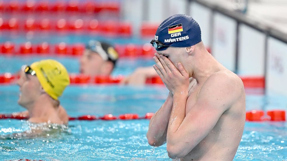 Lukas Märtens freut sich über seinen Olympiasieg - viel gefeiert hat er aber nicht. Foto: Sven Hoppe/dpa