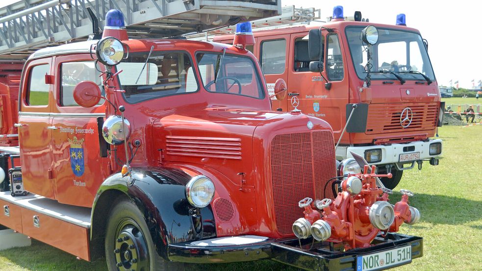 Die bestens gepflegten historischen Fahrzeuge der Feuerwehr Norden glänzen in der Sonne. Foto: Aiko Recke