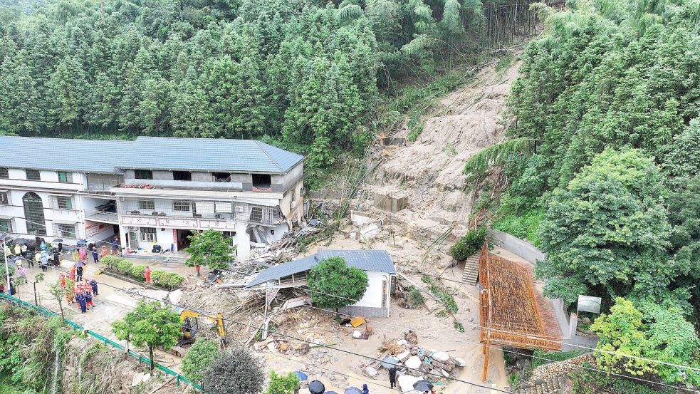 Ein Wohnhaus wurde durch einen Erdrutsch im Dorf Yuelin in der zentralchinesischen Provinz Hunan mitgerissen. Foto: Chen Zhenhai/XinHua/dpa