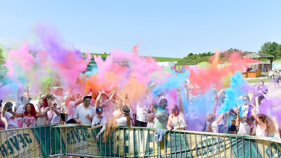 Viele bunte Farben und Tanzmusik: Das ist das Konzept vom Holi-Festival, das es dieses Jahr zum zweiten Mal in Upleward gab. Foto: Wagenaar