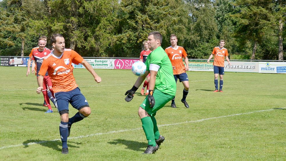 Roland Rittner (links) hatte den Holter SV mit 1:0 gegen Holtland/Brinkum in Führung gebracht. Foto: Weers