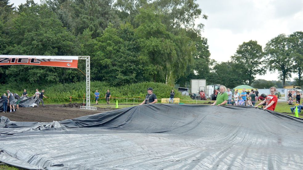 Zwischenzeitlich musste die Wettkampfbahn mit Folie abgedeckt werden. Foto: Weers