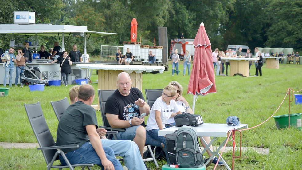 Diese Familie machte es sich auf dem Wettbewerbsgelände am Weidenweg auf den mitgebrachten Gartenstühlen so richtig gemütlich.Foto: Weers