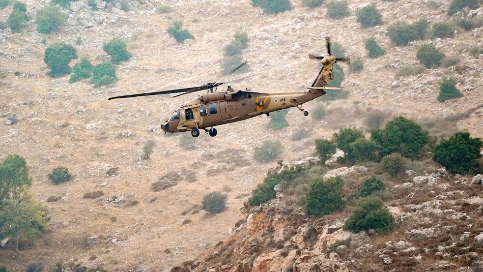 Erhöhte Alarmbereitschaft: ein israelischer Hubschrauber auf Patrouillenflug im Grenzgebiet zu Libanon. Foto: IMAGO/Ayal Margolin