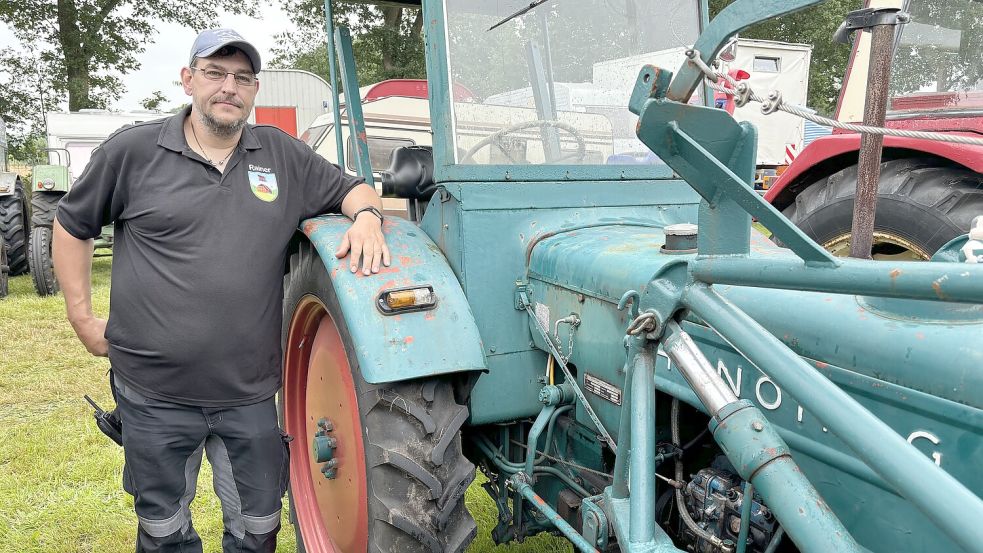 Rainer Schwanz mit seinem Hanomag R27, Baujahr 1953. Foto: Kubassa