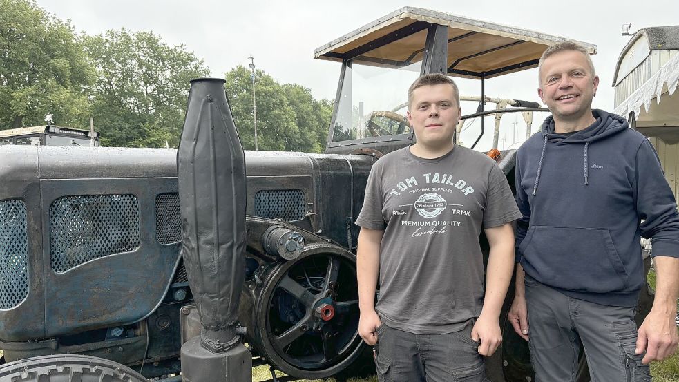 Kai (18) und Alf Willms (52) haben den Lanz 3850, Baujahr 1957, gemeinsam komplett überholt. Die alte Lackierung haben sie beibehalten. Foto: Kubassa