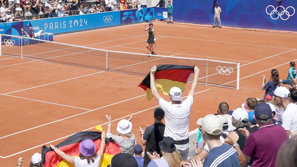 „Let’s go, Angie“: Angelique Kerber wird in Paris von deutschen Fans unterstützt. Foto: Marcus Brandt/dpa