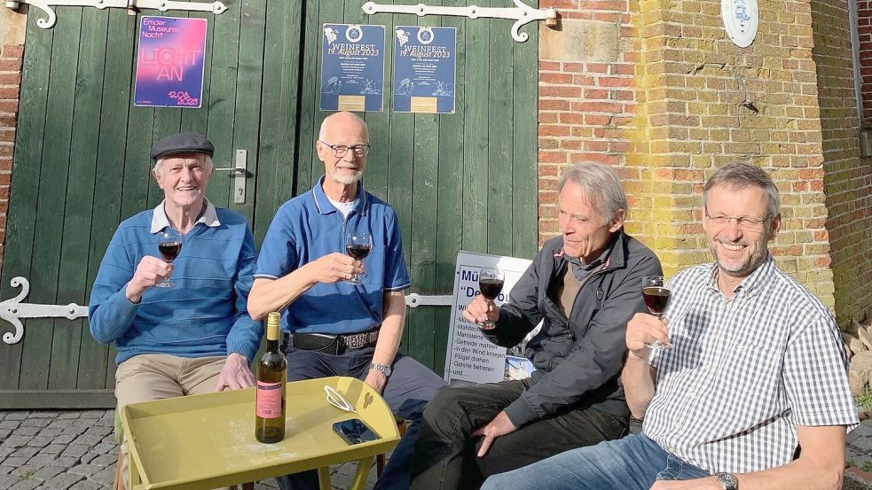 Mühlenbaas Menno Poppinga, Vize-Vorsitzender Remmer Edzards, Vorsitzender Norbert Tilmann und Manfred Deke vom Emder Mühlenverein kündigten mit diesem Foto im vergangenen Jahr das Weinfest an. Foto: Privat/Archiv