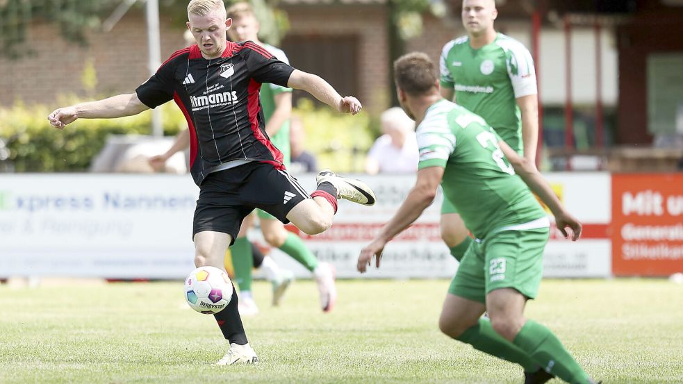 Aufsteiger TSV Lammertsfehn (links) wurde beim 1:4 gegen Ihlow etwas unter Wert geschlagen. Fotos: Doden/Emden