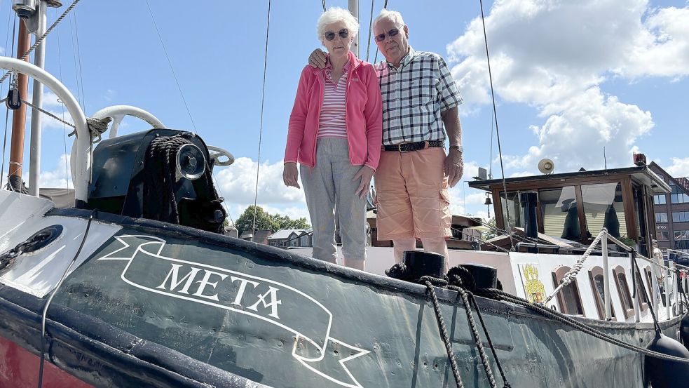 Renate Henck und Klaus Scherschel kommen regelmäßig nach Leer. Dort wohnen sie dann auf ihrem umgebauten Binnenschiff „Meta“. Foto: Bothe