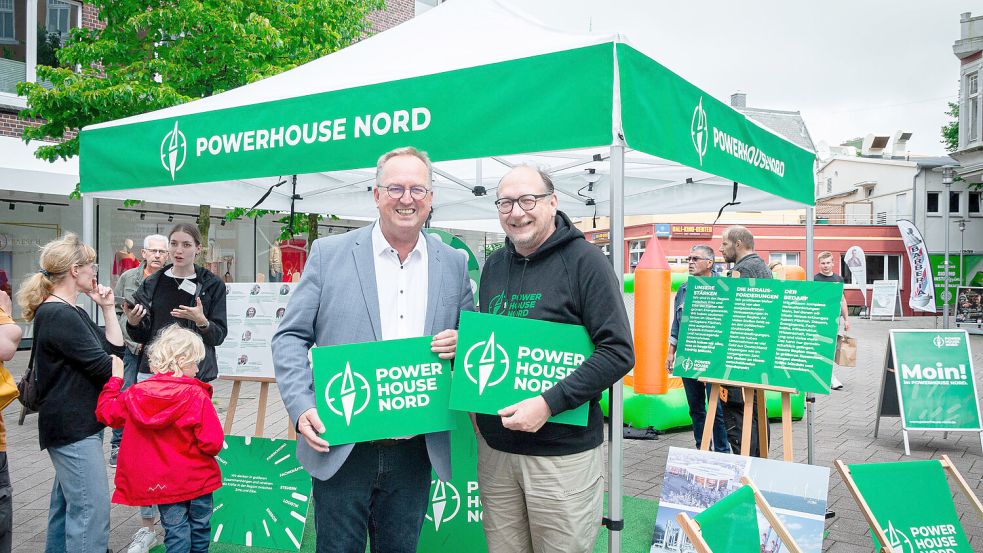 So präsentiert sich Powerhouse Nord auf Marktplätzen und in Fußgängerzonen: Hier sind Cuxhavens Bürgermeister Uwe Sanjer (links) und Powerhouse-Geschäftsführer Olaf Reichert beim Auftakt der Roadshow in Cuxhaven zu sehen. Foto: Krauß/Powerhouse Nord