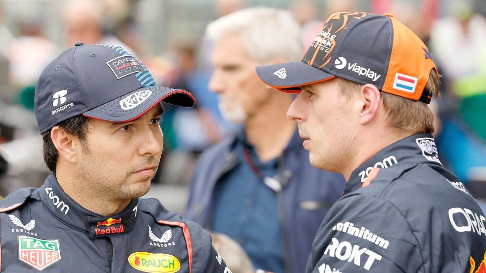 Sergio Pérez (l) bleibt auch nach der Sommerpause der Teamkollege von Max Verstappen. Foto: Geert Vanden Wijngaert/AP/dpa