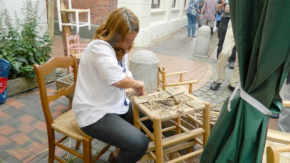 Unter anderem Binsen-Flechtkunst wird beim Kunst- und Handwerkermarkt in Leer gezeigt. Foto: Veranstalterin