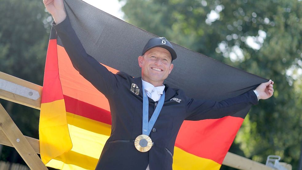 MIchael Jung feiert sein viertes Olympia-Gold. Foto: Rolf Vennenbernd/dpa