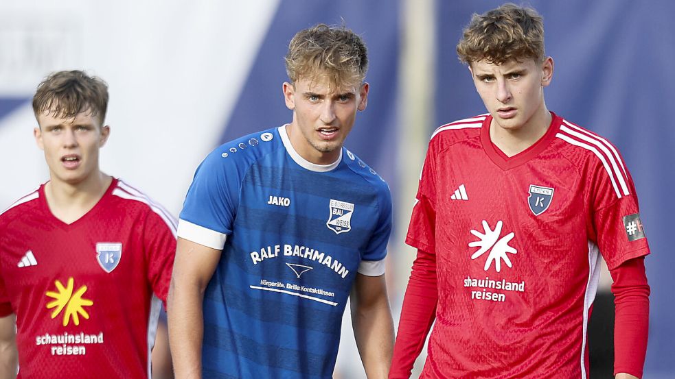 Jan Sabath (rechts) sammelte in der Vorbereitung nur wenig Einsatzminuten bei Regionalligist Kickers Emden. Foto: Doden, Emden