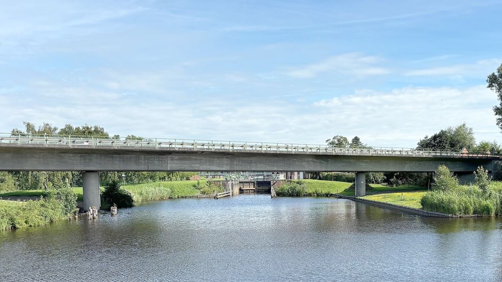 Blick in Richtung Zufahrtsbrücke der Autobahn-Anschlussstelle Emden-Ost und der Verbindungsschleuse. Rund um die Schleuse war zuletzt nach dem vermissten 81-jährigen Emder gesucht worden. Zuvor hatte es einen Hinweis einer Spaziergängerin gegeben. Foto: Schuurman/Archiv