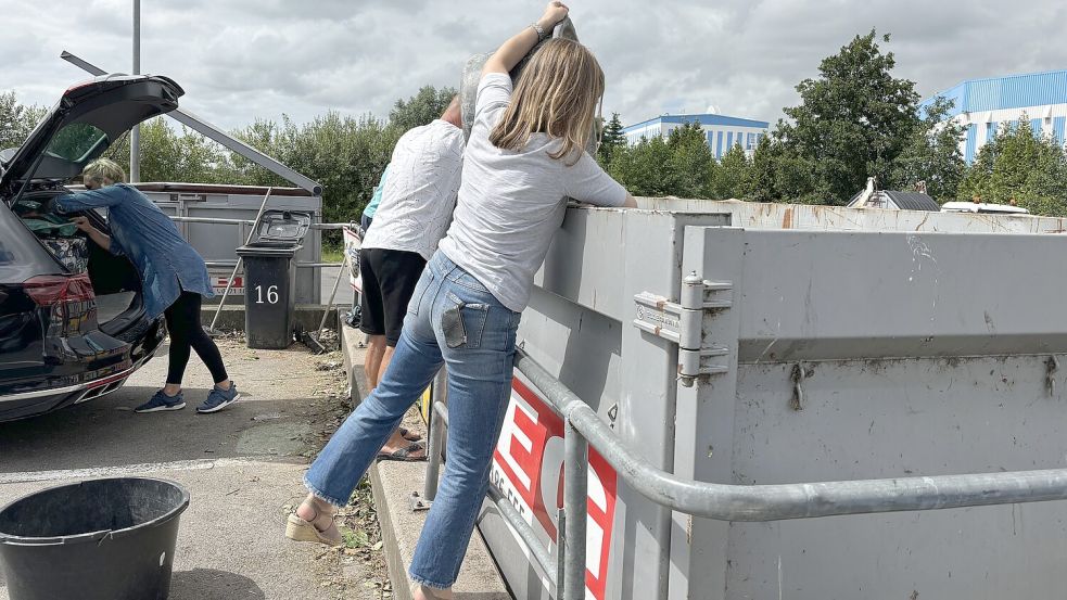 Typisch: Nicht nur kleine Frauen nutzen die Beton-Barriere als Tritt. Foto: Groenendaal