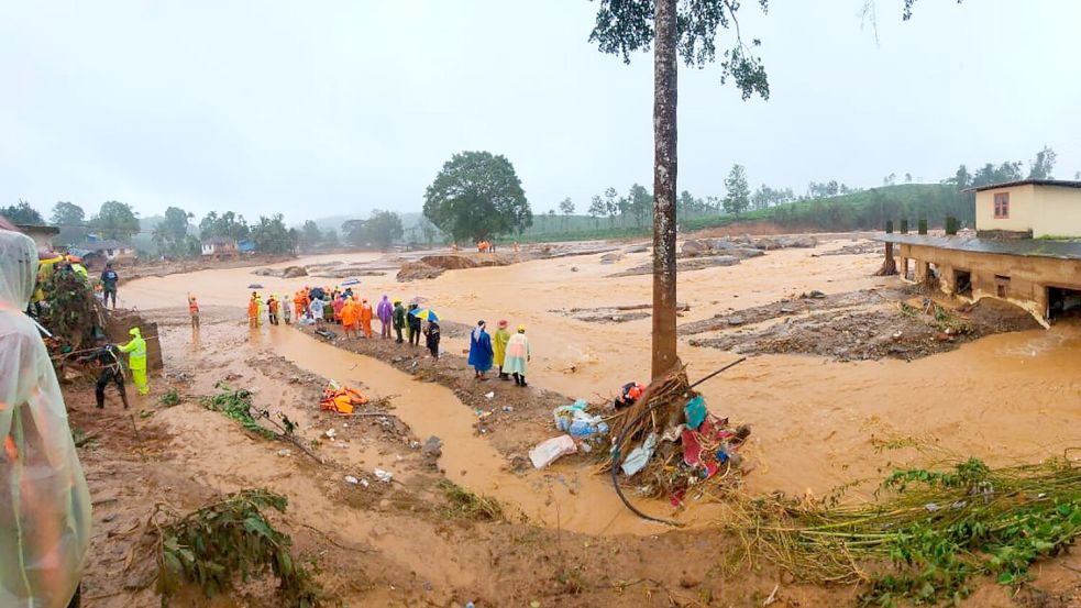 Erdmassen haben Dorfbewohner im Schlaf überrascht. Foto: Uncredited/AP/dpa