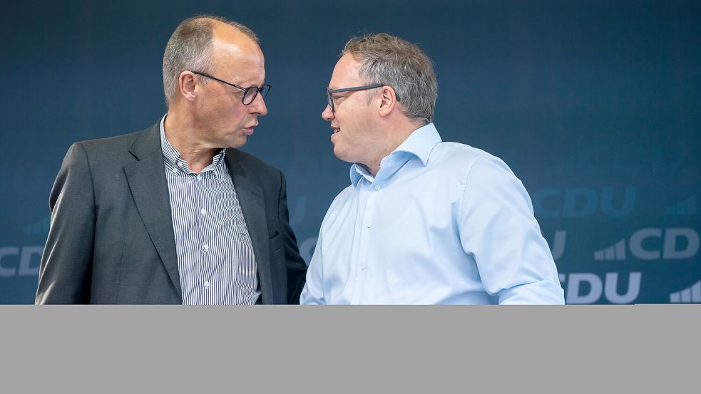 Ihre Partei liegt in den Umfragen vorne. Freidrich Merz (l.) und Mario Voigt (r.) bei einem Wahlkampfauftritt. Foto: IMAGO/Funke Foto Services