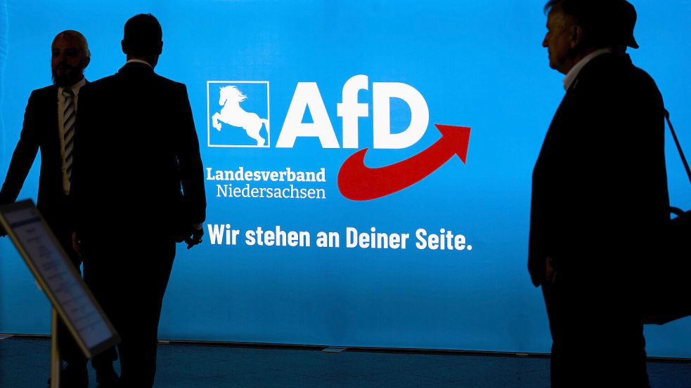 Delegierte und Besucher kommen zum Landesparteitag der AfD Niedersachsen in Celle. Das Bild entstand am 19. August 2023. Foto: Stratenschulte/dpa