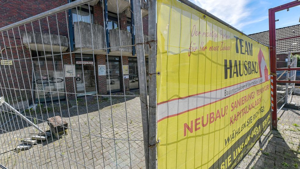 An der Heisfelder Straße in Leer ist das Gebäude einer ehemaligen Fleischerei eingezäunt und mit einem Werbebanner von Team Hausbau versehen. Foto: Ortgies