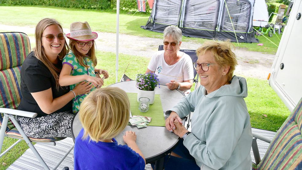 Familie Gehrling/Friedrich spielt gerne zusammen Karten. Von links nach rechts: Inke Gehrling, ihre Mutter Marion Friedrich (rechts), samt Tante und Schwägerin Inge Friedrich (hinten). Mit dabei sind auch Gehrlings Kinder Elise und Anton. Fotos: Wagenaar