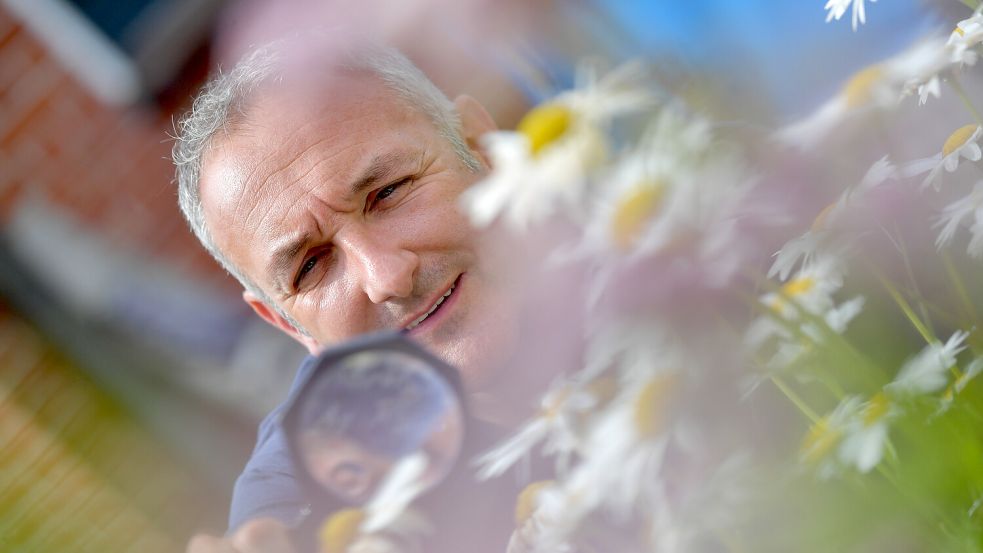 Emdens ehrenamtlicher Naturschutzbeauftragter Stefan Rölling. Sein Motto: „Wer Insekten verstehen möchte, muss auch die Blumen- und Pflanzenwelt kennen“. Foto: Ortgies