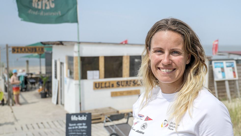 Leonie Meyer – hier am Strand der Insel Baltrum – wird bei den Segel- und Surfwettbewerben der Olympischen Spiele 2024 für Deutschland antreten. Foto: Focke Strangmann/dpa