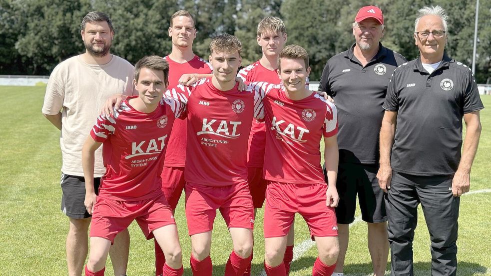 Wiesmoors künftiger Sportlicher Leiter Christian Neumann (links) und das Trainerteam um Jürgen Zimmermann (Zweiter von rechts) sowie Detlef Nietsch (rechts) freuen sich über die Neuzugänge (ab Zweiter von links): Erik Homes, Yannik Aden, Fabian Leerhoff, Jan Grotlüschen und Luis Homes. Es fehlt Torwart Tim Barth.Foto: Verein