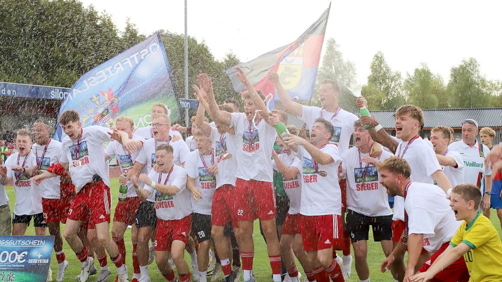 Bezirksligist TuS Pewsum feierte am 27. Juli einen 4:0-Finalsieg gegen Süderneuland. Foto: Gronewold