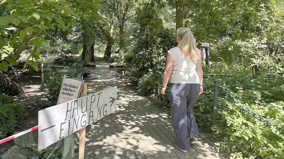 Hereinspaziert in den Cassenspark: Eine Besucherin betritt das Gelände, auf dem am Sonntag Flohmarkt war. Fotos: Hanssen