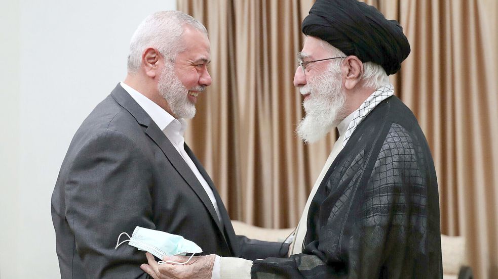 Wenige Stunden später ist er tot: Hamas-Politchef Ismail Hanija wird in Teheran von Ayatollah Ali Chamenei begrüßt. Foto: IMAGO/ZUMA Press Wire