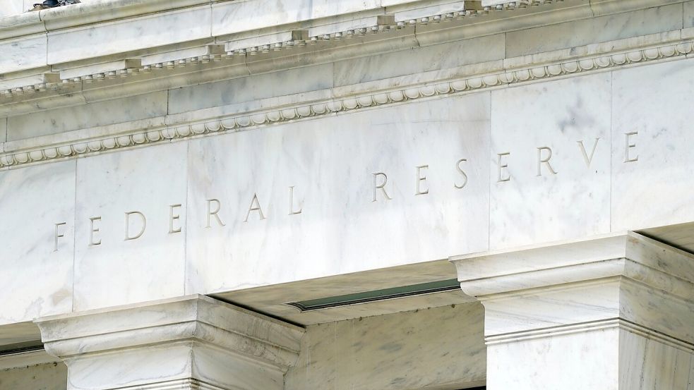 Die Federal Reserve beließ den Leitzins bei nun acht Entscheidungen in Folge unverändert. (Archivbild) Foto: Patrick Semansky/AP/dpa