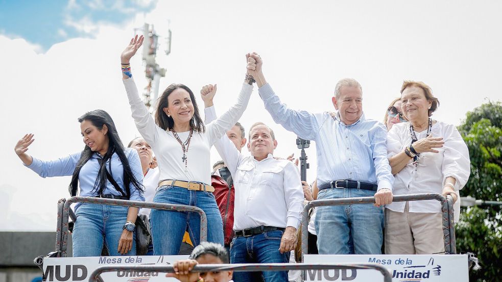 Oppositionsführerin Machado (links in der ersten Reihe) wirft Maduros Regierung Mord und Entführung vor.. Foto: Jeampier Arguinzones/dpa