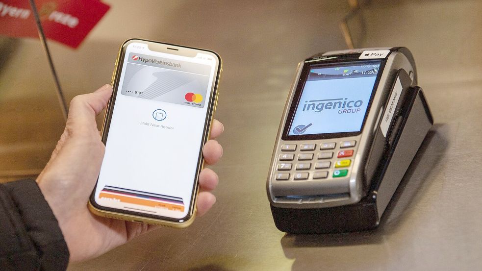 Apple Pay ist in Deutschland die populärste digitale Bezahlmethode an der Kasse. Foto: Lino Mirgeler/dpa