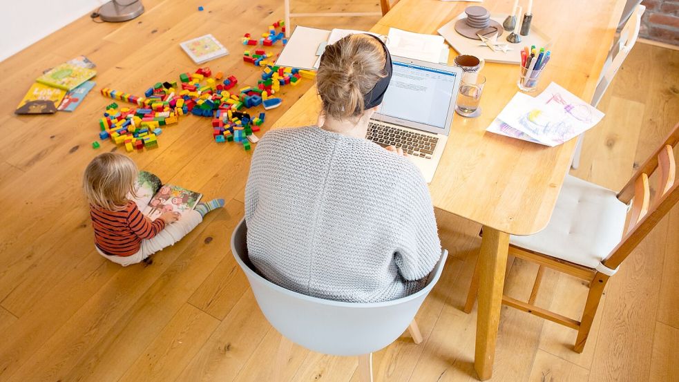 Die Grünen fordern das Recht auf Homeoffice. Um Famile und Beruf unter einen Hut zu bringen, sei das gerade für Frauen wichtig. (Archivbild) Foto: picture alliance/dpa