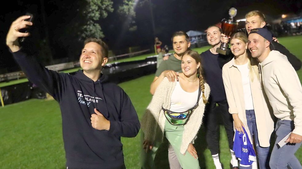 Ein Selfie mit dem Pokal in der Mitte als Erinnerung an den ersten Sieg. Teamchef Dominik Mennenga (von links) hat seine Mannschaft mit Derk Schüür, Kirsten Schüür, Ina Balssen, Lena Rademaker, Thilo Homm und Lukas Boomgaarden fest im Visier. Fotos: F. Ammermann