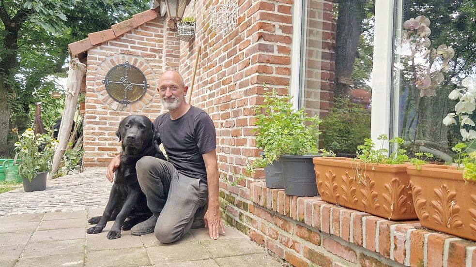 Froh, dass alles gut ausgegangen ist: Ulfert Nanninga und sein Labrador Nero. Foto: Gettkowski