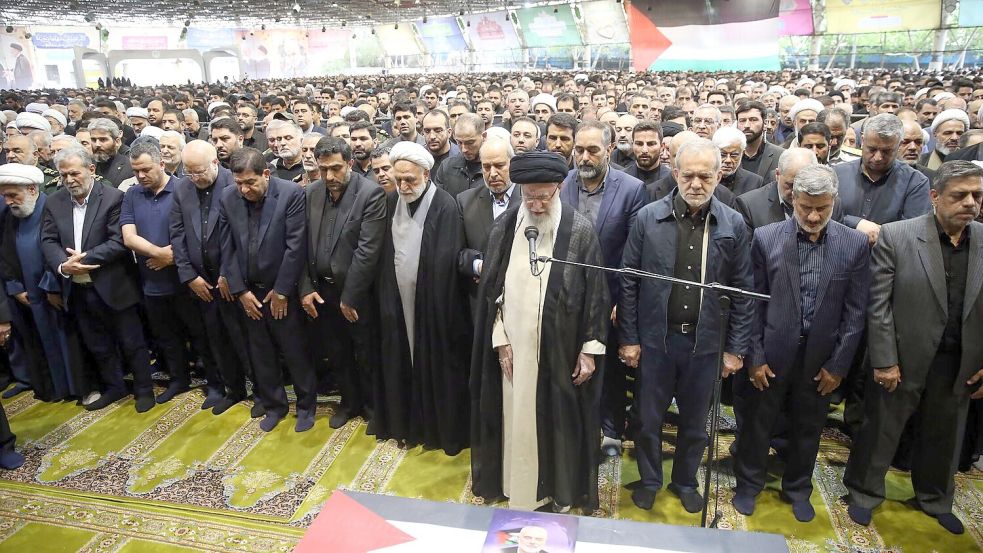 Chamenei betet über Särgen von Hanija und seinem Leibwächter Foto: Iranian Supreme Leader’s Office/ZUMA Press Wire/dpa