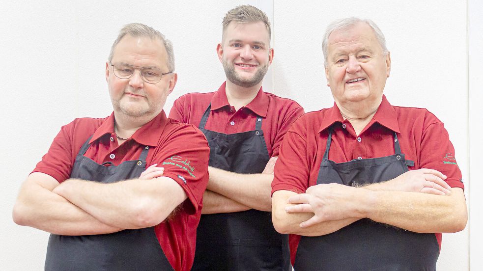 Heute führen Hermann (v.l.) und Patrick Eckhoff den Betrieb. Diedrich Eckhoff (r.) hatte die Fleischerei 2003 an seinen Sohn Hermann übergeben.