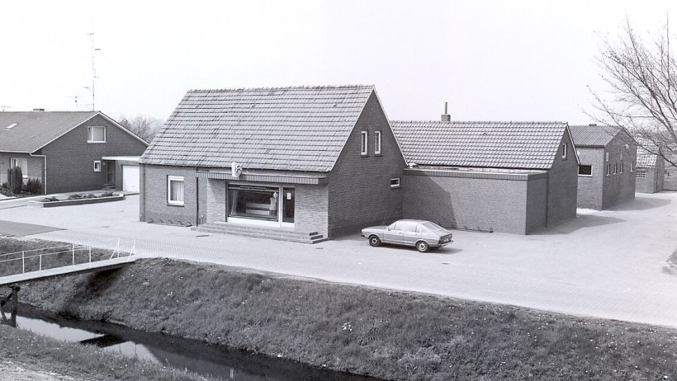 Blick auf das Betriebsgelände der Fleischerei Eckhoff in Jheringsfehn im Jahr 1975.