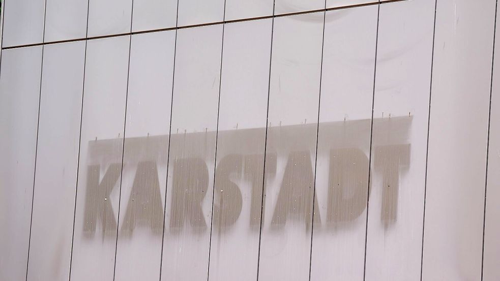 Der Schriftzug „Karstadt“ ist an der Fassade einer geschlossenen Karstadt-Filiale im Stadtteil Hamburg-Harburg zu erahnen. Foto: Marcus Brandt/dpa