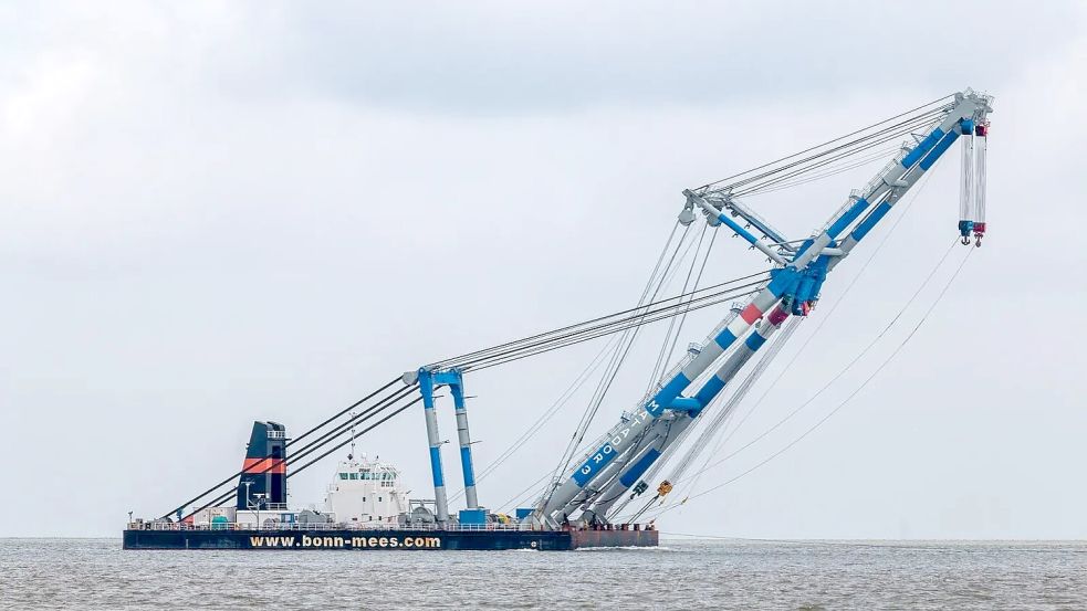 Der Schwimmkran "Matador 3" aus Rotterdam wird das zerschnittene Wrack aus der See holen. Foto: Patrick Walden/MarineTraffic